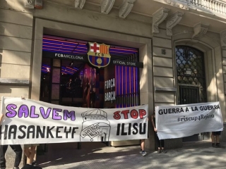 Els activistes amb pancartes davant la botiga oficial del Barça de passeig de Gràcia, el 14 de setembre del 2019