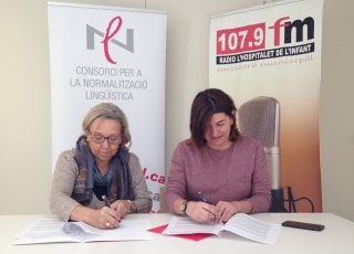 La presidenta del CNL de Reus, Maria Dolors Sardà, signant el conveni amb la regidora de Comunicació de Vandellòs i l&#039;Hospitalet de l&#039;Infant, Cristina Borràs