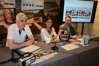 La consellera de Turisme, Inma Rodríguez, mostrant la nova aplicació. A l&#039;esquerra, el representant d&#039;Imageen, José Antonio Muñiz