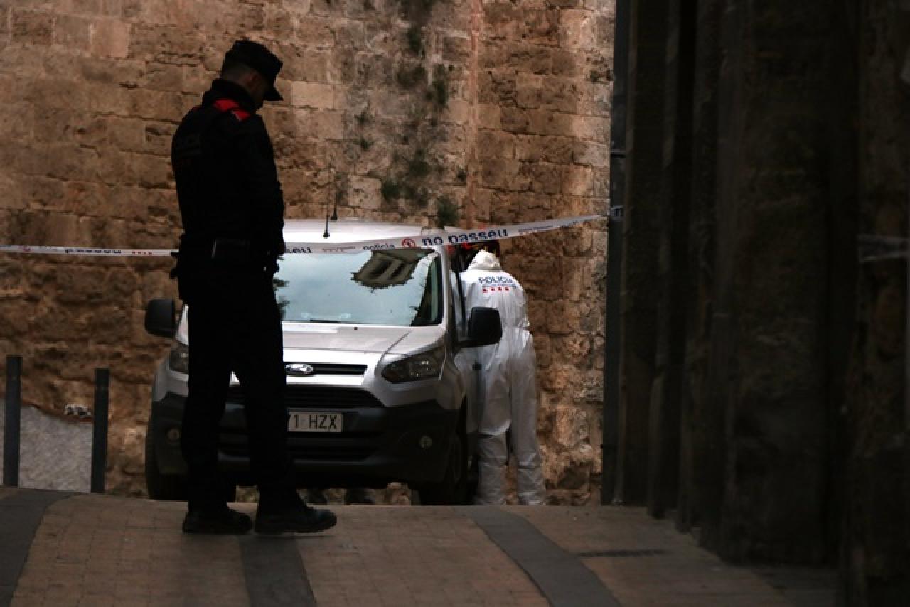 Agents dels Mossos d&#039;Esquadra investigant la mort d&#039;una persona al carrer de l&#039;Església de Valls