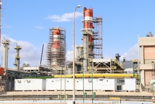 La torre de buit de la refineria de Repsol -a l&#039;esquerra- és un dels elements on es faran treballs més profunds