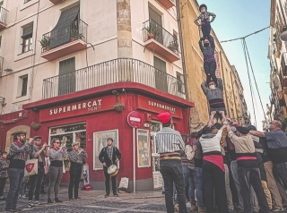 Els Xiquets de Tarragona, vestits a l&#039;antiga, fent un pilar durant l&#039;Embutada, la Festa del Vi Novell