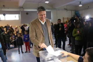 El candidat del PP a la presidència de la Generalitat,Xavier García Albiol, vota al col·legi Lola Anglada de Badalona 