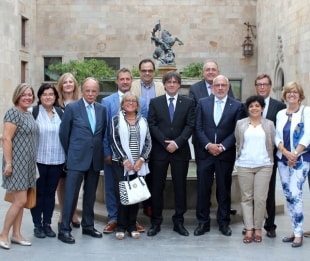 El president Puigdemont i el conseller Baiget, al Pati dels Tarongers amb la delegació de la junta directiva de la UEP.