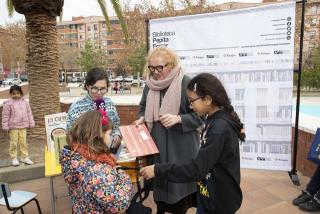 La consellera de Cultura de l&#039;Ajuntament de Tarragona, Sandra Ramos, amb dues nenes que han participat en l&#039;Amic Invisible més gran del món
