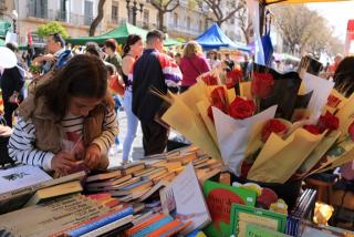 Roses i llibres en una de les parades ubicades a la Rambla Nova de Tarragona per Sant Jordi 2023