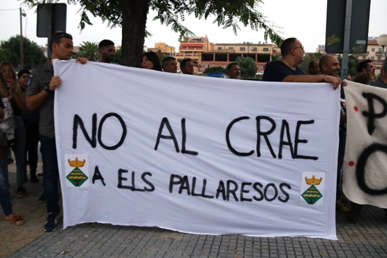 Imatge d&#039;arxiu de manifestants amb una pancarta davant de l&#039;Ajuntament dels Pallaresos per rebutjar la instal·lació d&#039;un CRAE al municipi