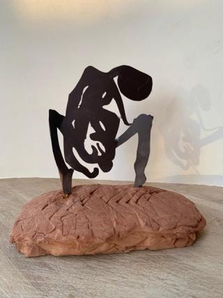 L&#039;escultura &#039;La força de la vida&#039;, de l’artista local Eulàlia Calç(z)ada i Balcells, simbolitza una dona parint en posició vertical