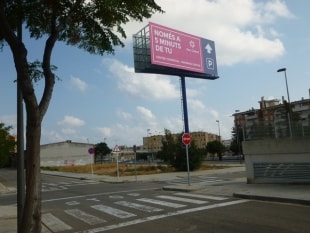 La tanca publicitària gegant, a l&#039;entrada del barri de Parc Riu Clar.