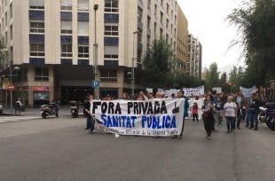 Els manifestants, sortint ahir a la tarda des de la plaça Imperial Tàrraco en direcció al carrer Pere Martell.