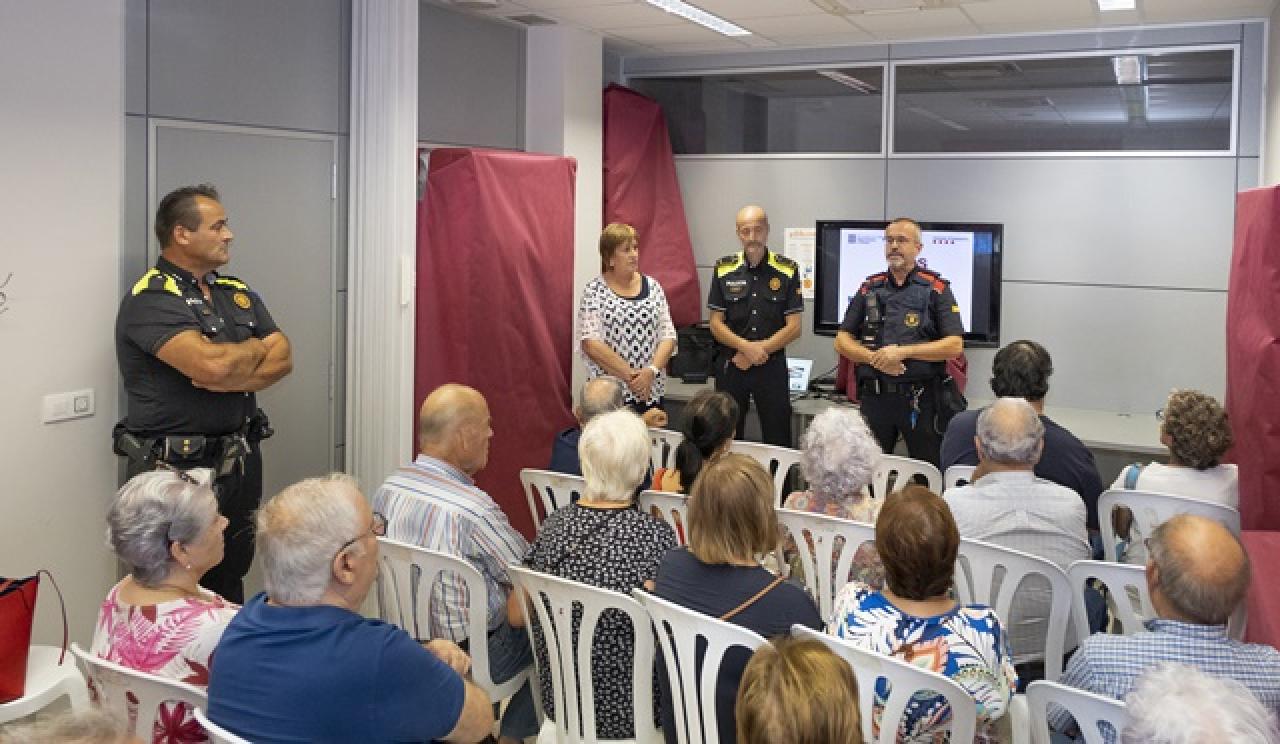  El local de l’Associació de Pensionistes i Jubilats de Constantí va acollir dijous una xerrada adreçada al col·lectiu de la gent gran sobre consells de seguretat i autoprotecció