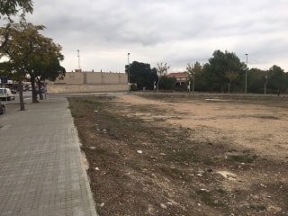 El descampat ubicat al costat de l’Institut Pont del Diable del barri de Sant Salvador de Tarragona és el lloc proposat per convertir-lo en un parc per a joves