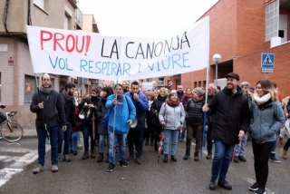 Imatge dels participants amb una pancarta en la manifestació organitzada pels veïns de Bonavista per reclamar més seguretat arran de l&#039;explosió a la planta d&#039;IQOXE, el 19 de gener del 2020