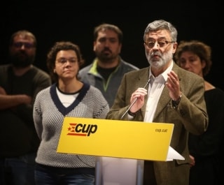 L&#039;exdiputat Carles Riera ahir en la presentació de la candidatura de la CUP. Al costat, Natàlia Sánchez, del secretariat nacional i número 1 de la llista de Girona