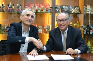 El director general de l&#039;IRTA, Josep Usall, i el conseller delegat de Borges, Josep Pont, després de signar l&#039;acord de col·laboració