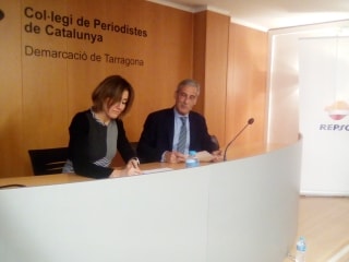 Firma del conveni del Col·legi de Periodistes amb Repsol amb Sara Sans i Josep Bertran