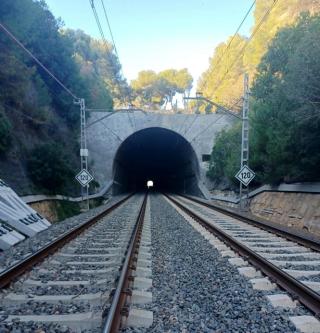 Imatge de les vies del tren que passen pel túnel de Roda de Berà