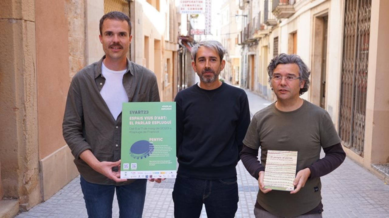 Enric Mercadé, regidor de Cultura,Jordi Crespo, autor del llibre &quot;El Penyic al Perxe&quot; i  Gerard Miquel Ruz, dissenyador de les intervencions artístiques, van presentar els Espais Vius d&#039;Art 2023 
