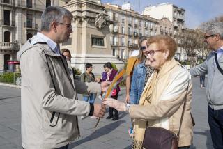 L’alcalde ha entregat la rosa de feltre, icona de l’Associació Amics de la Gent Gran, a la Paquita, una veïna de Tarragona