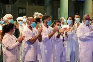Un grup de sanitaris aplaudint, després de rebre mostres de suport de la ciutadania