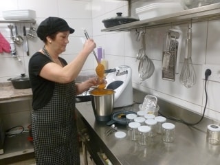 La responsable d&#039;El Rebost de la Conxita, Conxi Leal, fent la salsa de calçots sense fruits secs