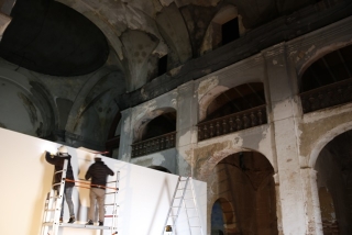 Operaris treballant a l&#039;interior de l&#039;església de Sant Francesc de Valls, en la recta final de la seva rehabilitació