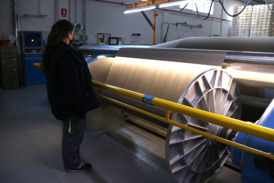Imatge d&#039;una treballadora de Tuvatextil treballant a la fàbrica del Pont d&#039;Armentera, a l&#039;Alt Camp