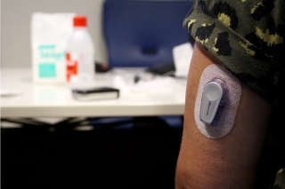 Un sensor de nivells de glucosa al braç d&#039;un pacient