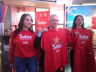 L&#039;alcaldable de Sempre Salou, Marc Montagut, acompanyat d&#039;unes voluntàries de la campanya, mostrant les samarretes amb la simbologia de la cervesa