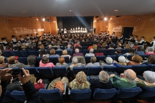 El Casal Cultural va quedar petit per gaudir en directe del concert de l&#039;Escolania de Montserrat