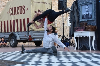 La plaça de Mossèn Joaquim Boronat ha acollit aquest dijous l&#039;espectacle de circ, tango, teatre i humor, &#039;BOZZÀ&#039;, en el marc del Pleniluni Circus de Torredembarra