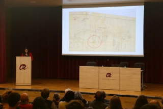 Imatge de la investigadora de la URV i de l&#039;ICAC, i codirectora del congrés Tarraco Biennal, Patricia Terrado, durant la seva ponència a l&#039;Aula Magna del Campus Catalunya de la URV
