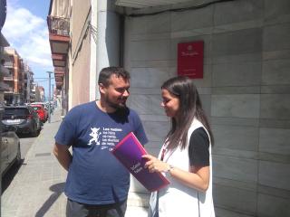 El candidat d&#039;En Comú Podem a Tarragona, Jordi Collado, i la candidata número 3 de la llista, Nerea Garcia, al davant del Centre Cívic de Bonavista  