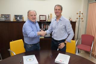 Imatge del pacte de govern signat entre Joan Martí Pla i Daniel Esparza (PSC)
