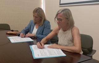 Dolors Farré (Junts) i Teresa Rull (ERC) han signat avui el pacte de govern