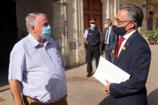 El conseller d&#039;Empresa i Coneixement, Ramon Tremosa, conversant amb l&#039;alcalde de l&#039;Arboç, Joan Sans, abans de la reunió per tractar el tancament de Saint-Gobain, el 15 de setembre del 2020
