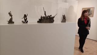 La Fundació Apel·les Fenosa presenta una nova interpretació-exposició sobre la relació entre Salvador Espriu i l&#039;escultor. A la imatge, la directora de la fundació Nekane Aramburu