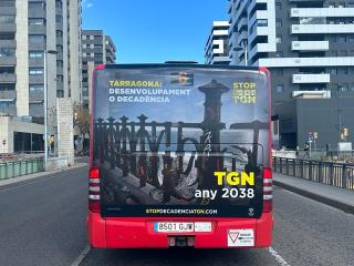 Imatge de la campanya publicitària &quot;Stop Decadència Tgn&quot; en un autobús urbà