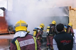 Efectius dels Bombers treballant en un incendi, en una imatge d&#039;arxiu