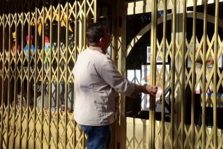 El president del Gremi de Foners de Reus i del Baix Camp, Ramón de la Fuente, tancant la porta del seu negoci durant l&#039;aturada reivindicativa