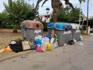 Brossa escampada al voltant dels contenidors de la urbanització Marítima Sud, a Torredembarra