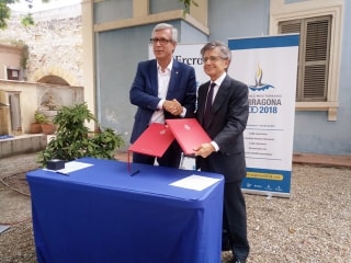 Josep Fèlix Ballesteros i Antoni Zabalza han signat el conveni de col·laboració a la Casa Canals