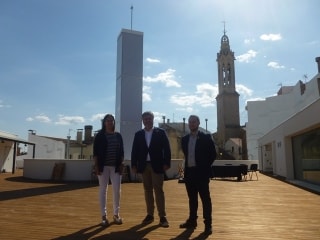 L&#039;alcalde de Valls, Albert Batet. -al centre-, amb la regidora d&#039;Actuacions Públiques i del Barri Antic, Judit Fàbregas, i el regidor de Cultura, Marc Ayala, al terrat del Museu Casteller