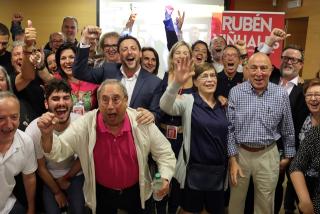 Rubén Viñuales i militants del PSC celebrant la victòria  a la seu dels socialistes a Tarragona