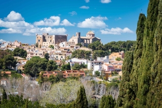 Entre altres indrets, s’hi destaca el Castell dels Montserrat, molt ben restaurat, o la Vila Closa 