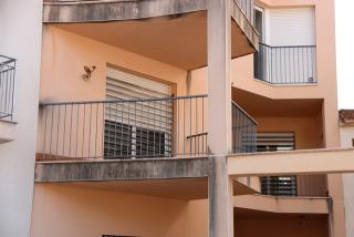 Detall d&#039;un dels pisos del bloc de la plaça Martorell de Roda de Berà, actualment precintat, després de ser desallotjat