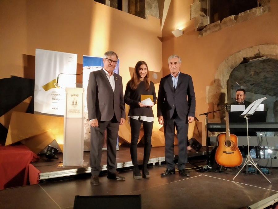 Esther, germana de Jordi Brescó recollint, en nom del guanyador, el Premi de Periodisme Mañé i Flaquer de Turisme, dotat de 6.000€