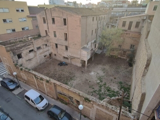 L&#039;Ajuntament de Tarragona va netejar el jardí de l&#039;edifici municipal del carrer Santiyàn amb Pau del Protectorat -antigues casernes-