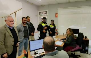 L&#039;alcalde, Pere Granados, els regidors Hèctor Maiquez i Sebastià Domínguez, acompanyats d&#039;una patrulla d&#039;agents, han visitat algunes botigues