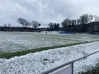 Imatge del terreny de joc nevat i amb gel de l&#039;Estadi ZEM de Tona